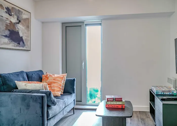 City View - 1 Minute To Transport Links - Sleeps 3