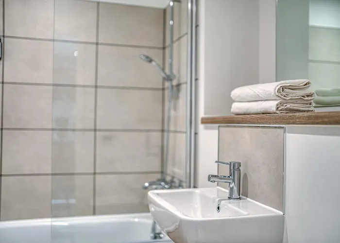 City View - 1 Minute To Transport Links - Sleeps 3