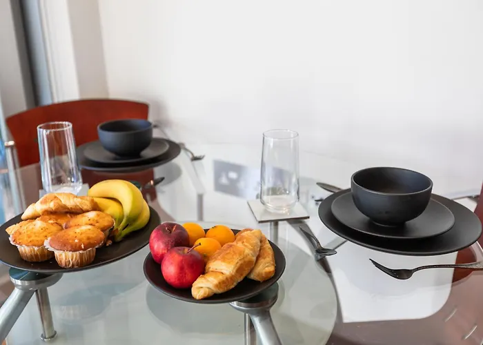 Centre 1b With Free Private Parking & Balcony *