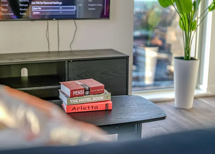 2-br Flat - & Town Centre View -1 Minute To Train & Tram Station - Sleeps 5 Манчестер