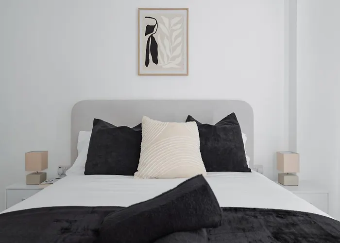 2 Bedroom - Old Trafford - Balcony - Free Parking *