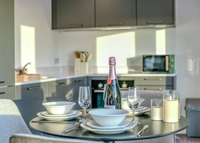 2-br Flat - & Town Centre View -1 Minute To Train & Tram Station - Sleeps 5 Appartamento *