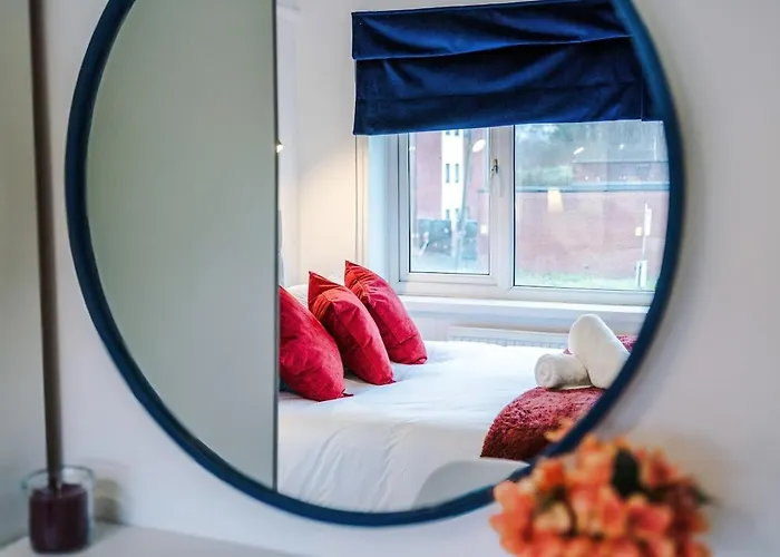 Stylish Home, Sleeps 7, Pool Table, Free Parking, Free Wi-fi, Full Kitchen, Perfect For Groups Apartment