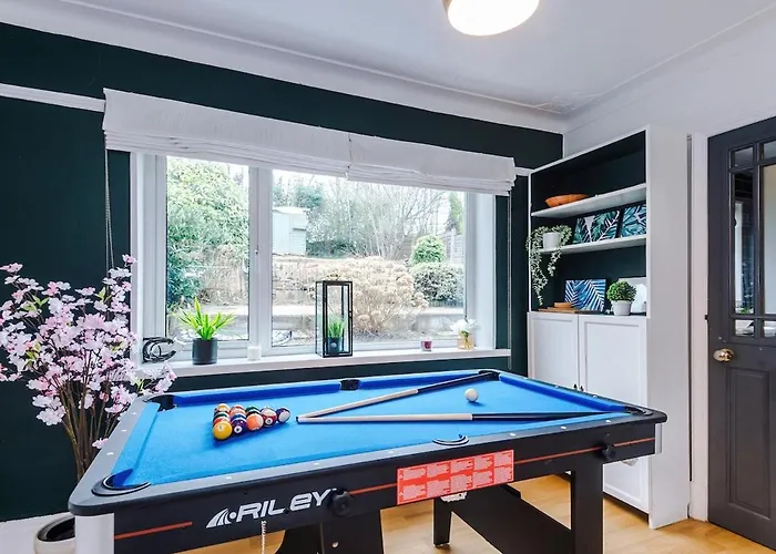 Stylish Home, Sleeps 7, Pool Table, Free Parking, Free Wi-fi, Full Kitchen, Perfect For Groups Apartment Manchester