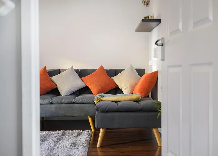 Apartament 15 Mins To Centre! Sleeps 7, Free Parking, Wi-fi & Garden *