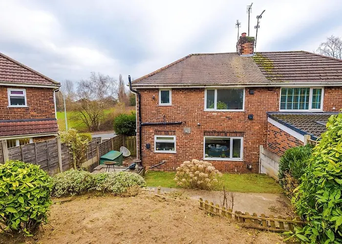 Stylish Home, Sleeps 7, Pool Table, Free Parking, Free Wi-fi, Full Kitchen, Perfect For Groups Manchester