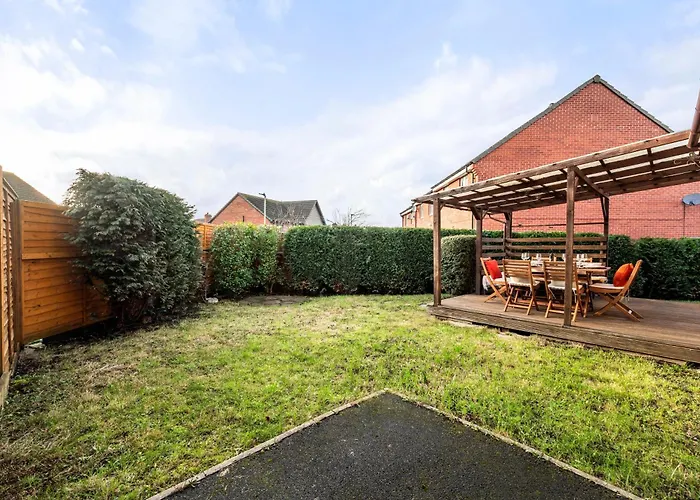 15 Mins To Centre! Sleeps 7, Free Parking, Wi-fi & Garden