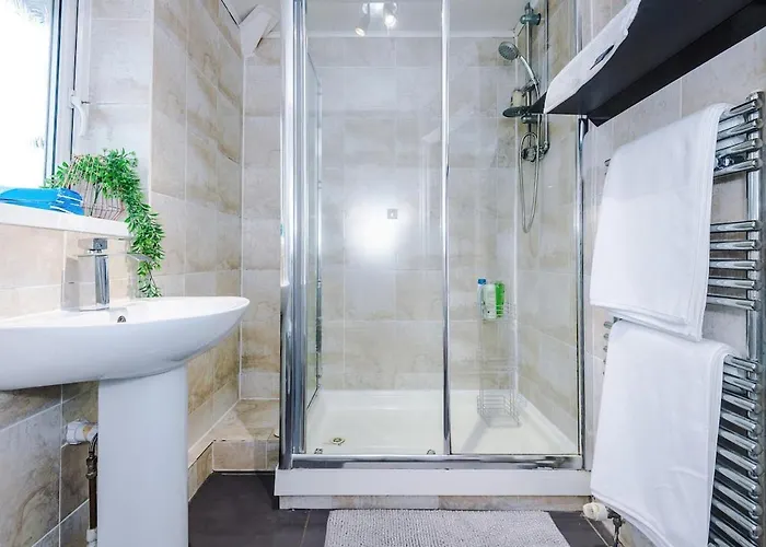 Apartment Stylish Home, Sleeps 7, Pool Table, Free Parking, Free Wi-fi, Full Kitchen, Perfect For Groups *