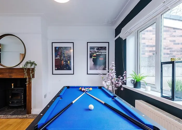 Stylish Home, Sleeps 7, Pool Table, Free Parking, Free Wi-fi, Full Kitchen, Perfect For Groups