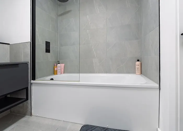 2 Bedroom - Old Trafford - Balcony - Free Parking