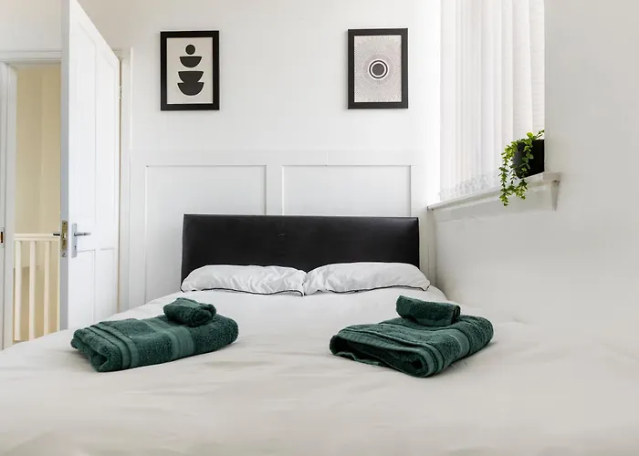 Free Parking, Large House For Contractors & Families, Sleeps 6, 15mins To Centre Manchester