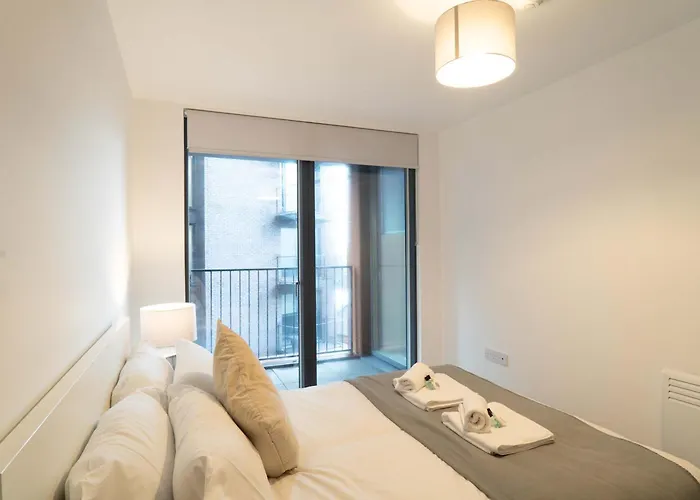 Bright 1 Bed In W Balcony