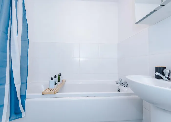 Salford Serenity - Modern & Stylish 2-br For 6 - Balcony Views & Parking By Parydise * Манчестер