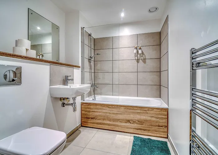 2-br Near Salford Royal - & Town Centre View - 1 Minute To Train & Tram Station - Sleeps 6 Appartement