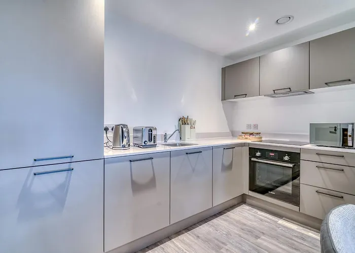 Appartement 2-br Near Salford Royal - & Town Centre View - 1 Minute To Train & Tram Station - Sleeps 6