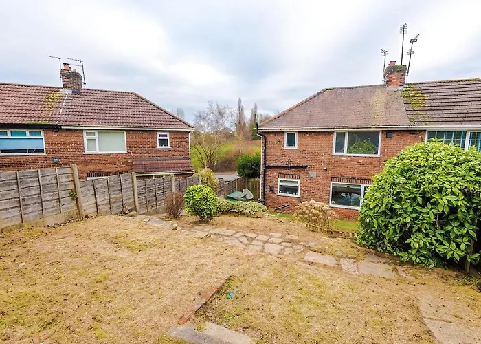 Stylish Home, Sleeps 7, Pool Table, Free Parking, Free Wi-fi, Full Kitchen, Perfect For Groups Apartment