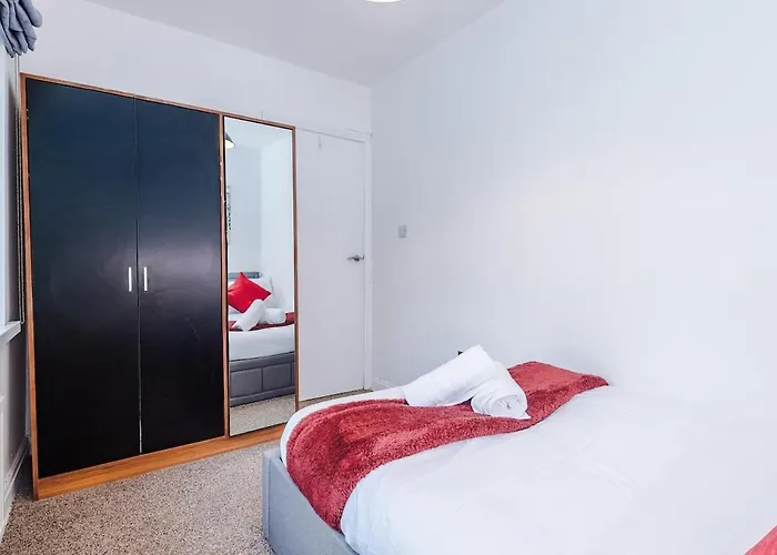 Apartment Stylish Home, Sleeps 7, Pool Table, Free Parking, Free Wi-fi, Full Kitchen, Perfect For Groups *