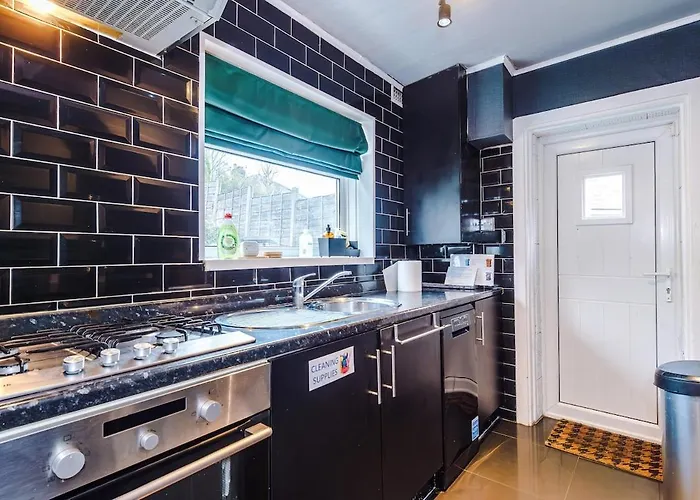 Stylish Home, Sleeps 7, Pool Table, Free Parking, Free Wi-fi, Full Kitchen, Perfect For Groups