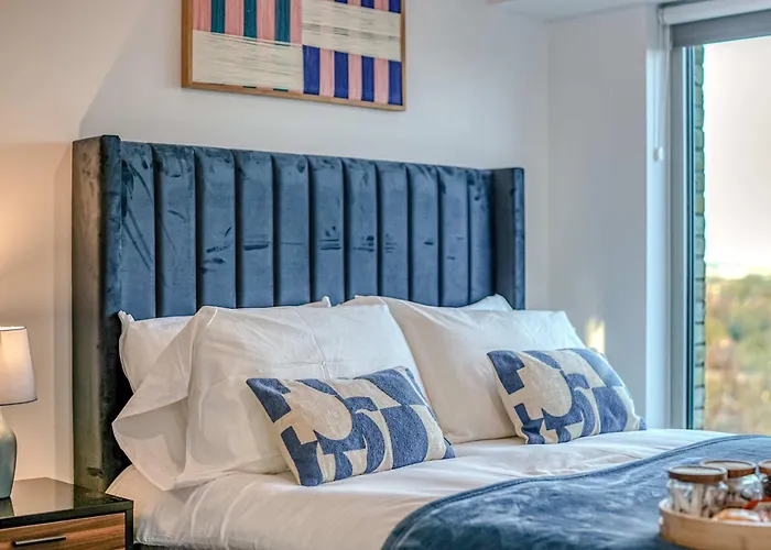 2-br Near Salford Royal - & Town Centre View - 1 Minute To Train & Tram Station - Sleeps 6 *