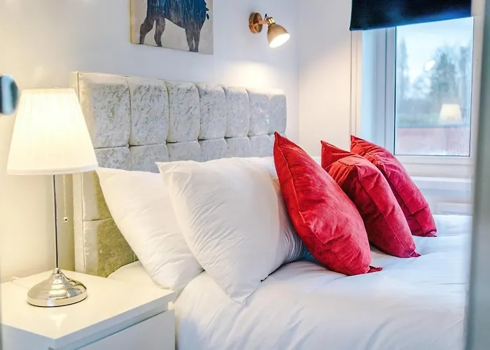 Apartment Stylish Home, Sleeps 7, Pool Table, Free Parking, Free Wi-fi, Full Kitchen, Perfect For Groups *