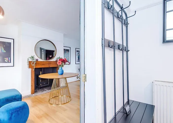 Stylish Home, Sleeps 7, Pool Table, Free Parking, Free Wi-fi, Full Kitchen, Perfect For Groups Apartment Manchester