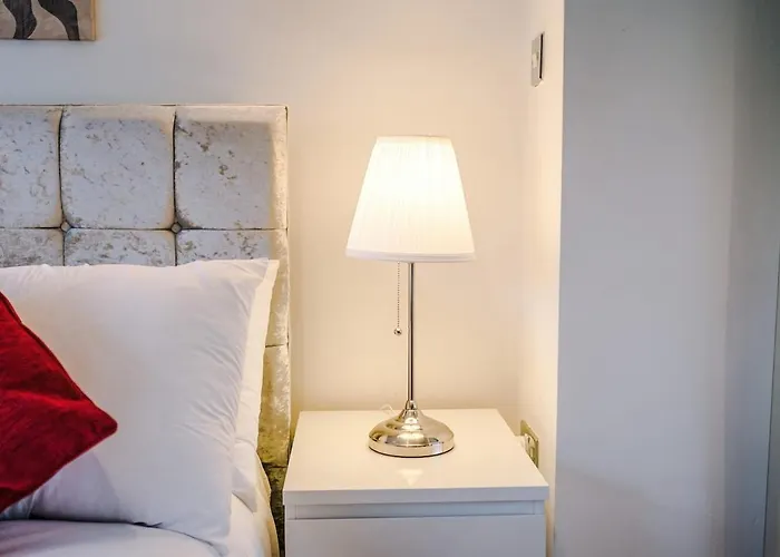 Stylish Home, Sleeps 7, Pool Table, Free Parking, Free Wi-fi, Full Kitchen, Perfect For Groups Apartment