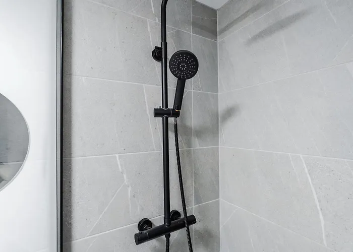 2 Bedroom - Old Trafford - Balcony - Free Parking *