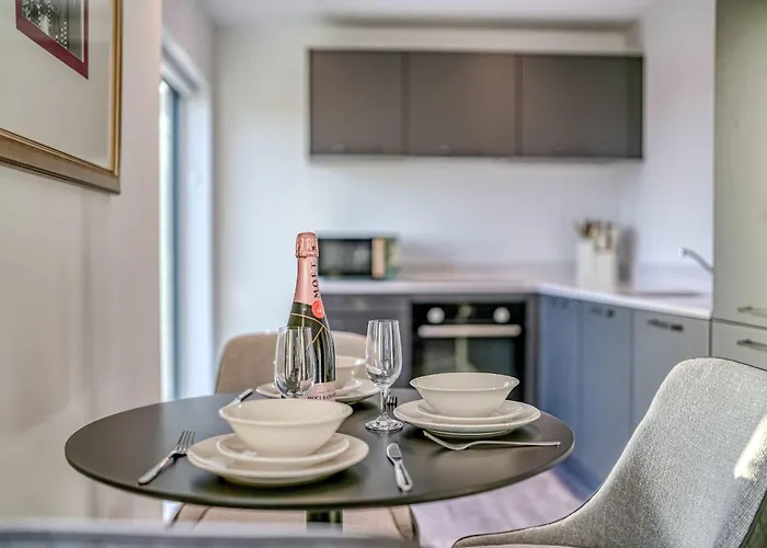 The Trafford Centre - City View - Close To Airport - Sleeps 6 Appartamento