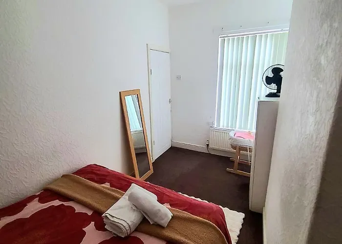 Business Friendly 2br House Sleeps 5, Wi-fi, Workspace & Free Parking * Manchester