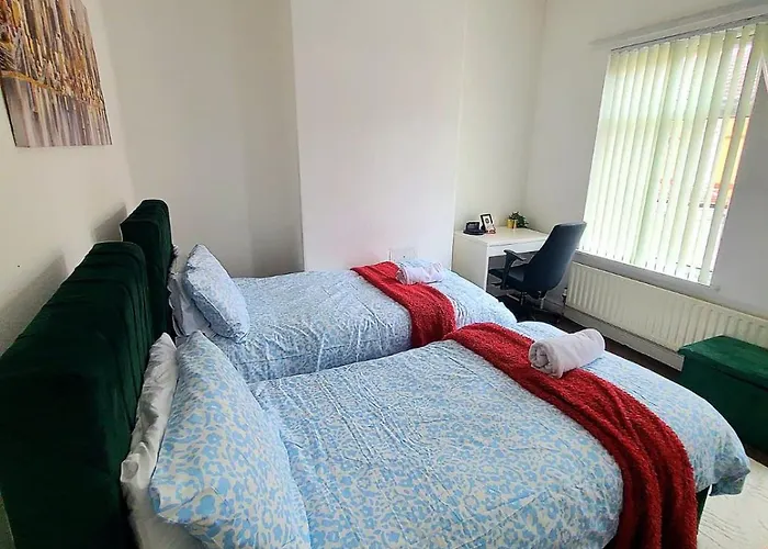 Business Friendly 2br House Sleeps 5, Wi-fi, Workspace & Free Parking Semesterbostad Manchester