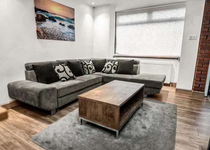 Villa Family-friendly With Free Parking And Workspace Manchester