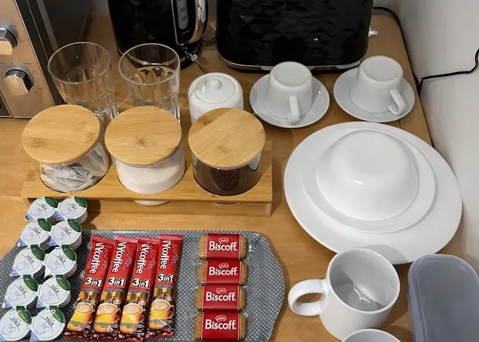 Modern With Private Entrance * Manchester