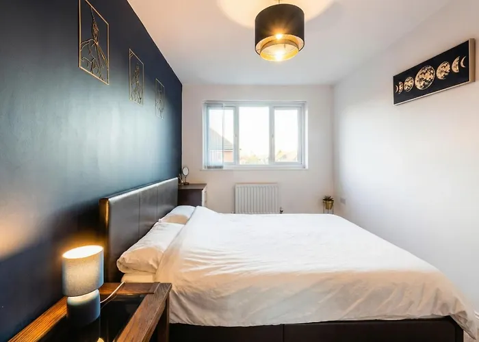 度假居 Family-friendly 4-bedroom House In Moston With Parking And Garden 曼彻斯特