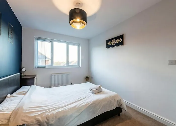 Family-friendly 4-bedroom House In Moston With Parking And Garden 度假居 *