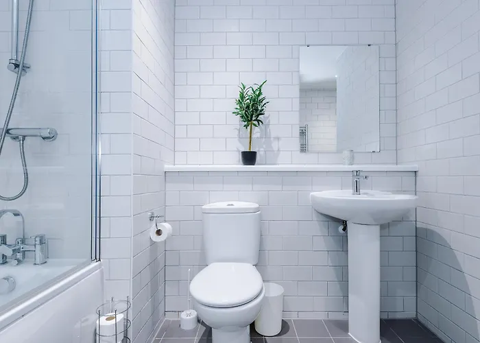 New, Luxe 2br, Manchester, Pool Table, Parking, Balcony, Ps4