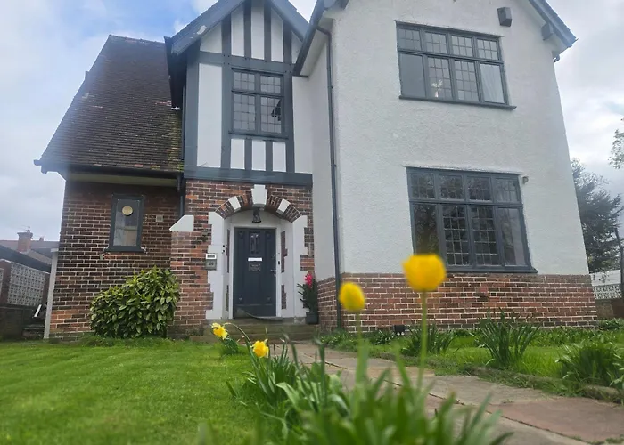 Charming Tudor White House Free Wifi 펜션 *