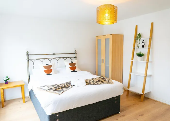 5-bed House M13 * Manchester