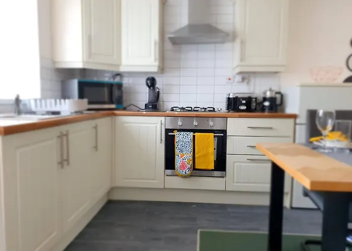 Spacious 3br - Nr Clifton Train Station 510min Walk - Garden Free Parking Holiday home Manchester