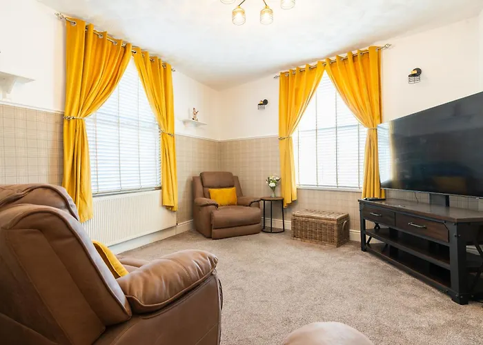 Warden Home-9 Guests-4 Bedrooms-near Etihad Stadium & Co-op Arena-100 - Near Train Station & Bus Station *