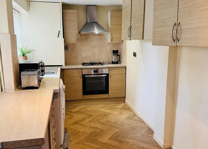 Contractors And Tourists Friendly In Salford 1