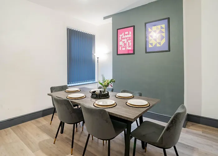 Spacious 3Br Stay - Free Parking - Near City Centre - Sleeps 6 Vakantiehuis Manchester