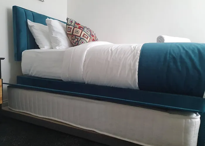 Spacious 3br - Nr Clifton Train Station 510min Walk - Garden Free Parking Holiday home Manchester