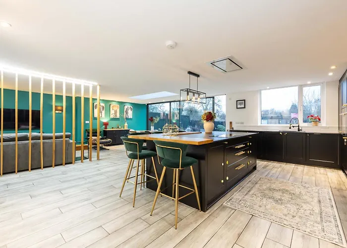 Stunning Family With Hot Tub In Worsley Casa vacanze Manchester