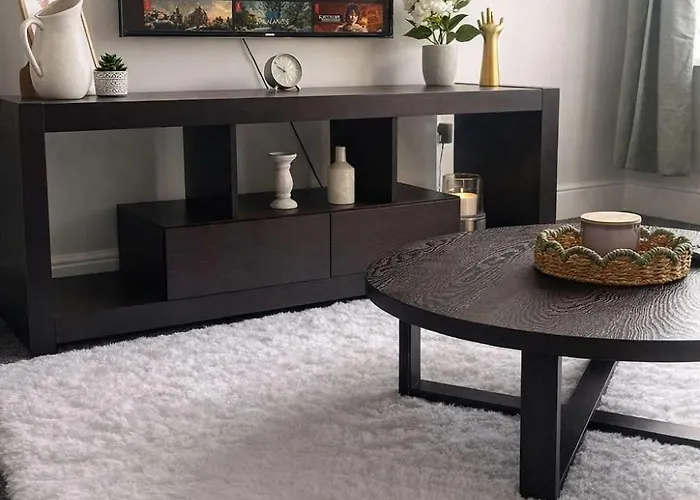 New Stylish 4br - Sleeps 9 - Parking Holiday home *