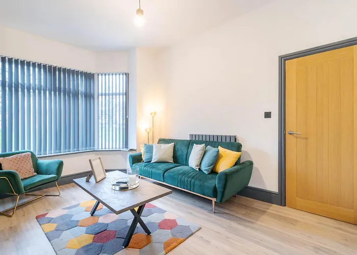 Spacious 3Br Stay - Free Parking - Near City Centre - Sleeps 6 *