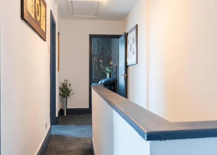 Dom wakacyjny Warden Home-9 Guests-4 Bedrooms-near Etihad Stadium & Co-op Arena-100 - Near Train Station & Bus Station *