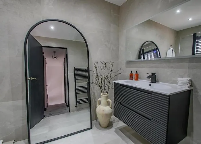 Spacious 2 Bedroom House Sleeps 4 L On-street Parking L The Cosy Corner Nationwide בית נופש מנצ'סטר