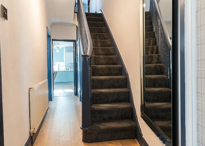 Warden Home-9 Guests-4 Bedrooms-near Etihad Stadium & Co-op Arena-100 - Near Train Station & Bus Station Dom wakacyjny