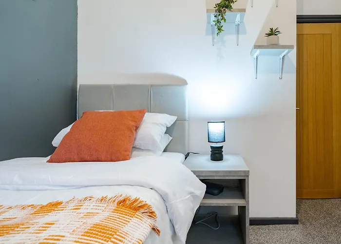 Spacious 3Br Stay - Free Parking - Near City Centre - Sleeps 6 Vakantiehuis