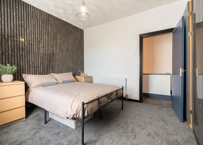 Warden Home-9 Guests-4 Bedrooms-near Etihad Stadium & Co-op Arena-100 - Near Train Station & Bus Station Dom wakacyjny Manchester